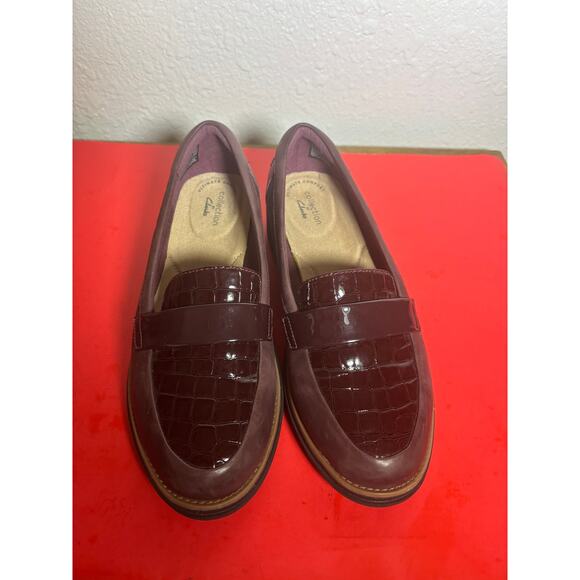 Clarks Womens Loafers Shoes Purple Leather Comfort Slip On Size 7.5 WIDE - Picture 7 of 8